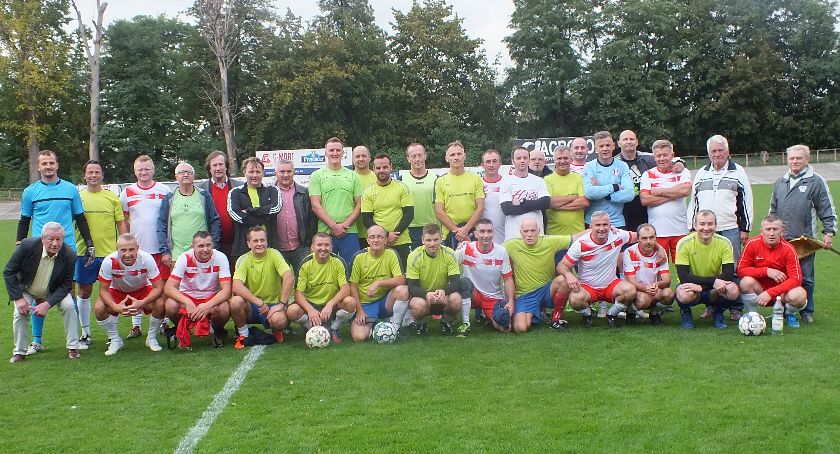Futbol integracyjny. Kalisz kontra Kalinowa na boisku piłkarskim - ZDJĘCIA