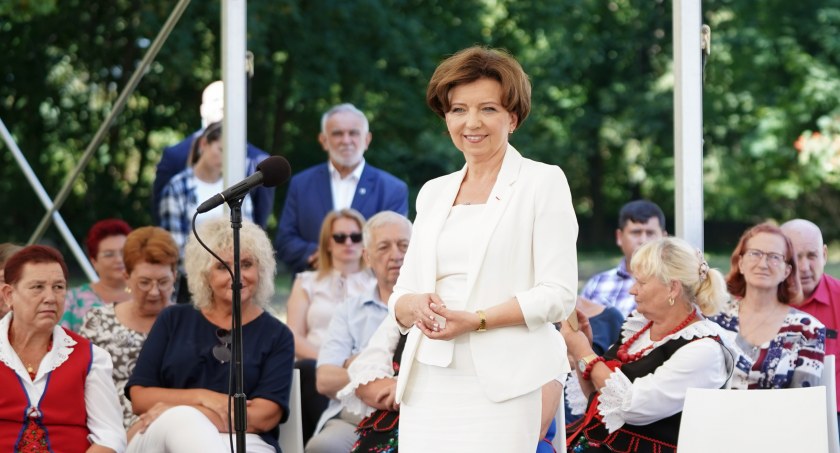 Premier Mateusz Morawiecki i Marlena Maląg, Minister Rodziny i Polityki Społecznej, poseł  na Sejm RP podczas spotkania z seniorami w dniu rozpoczęcia wypłat 14. emerytur