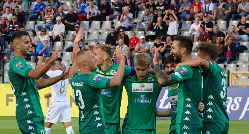 Piłka nożna, Sensacja Stadionie Miejskim Kalisz wyeliminował Widzew Łódź Pucharu Polski ZDJĘCIA - zdjęcie, fotografia