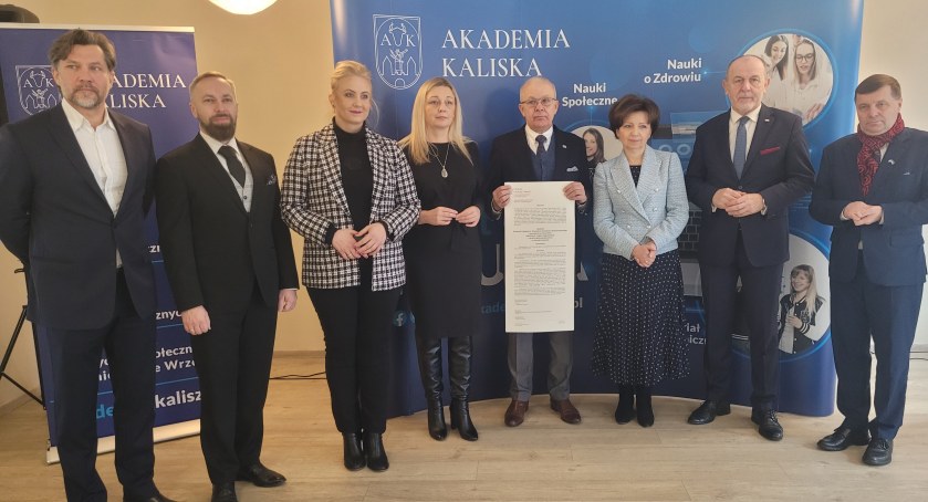 Na zdjęciu: przezydent Kalisza Krystian Kinastowski, przewodniczący Rady Miasta Tadeusz Skarzyński, posłanka Katarzyna Sójka, Anna Lis dyrektor biura parlamentarnego Angeliki Możdżanowskiej, rektor Andrzej Wojtyła, minister Marlena Maląg, poseł Jan Mosiński i poseł Tomasz Ławniczak