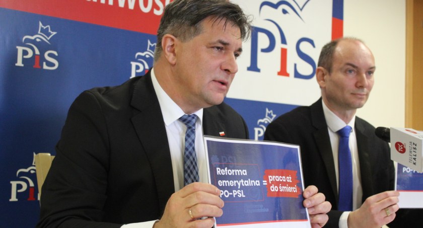 Poseł Piotr Kaleta (z lewej) oraz Łukasz Wolski