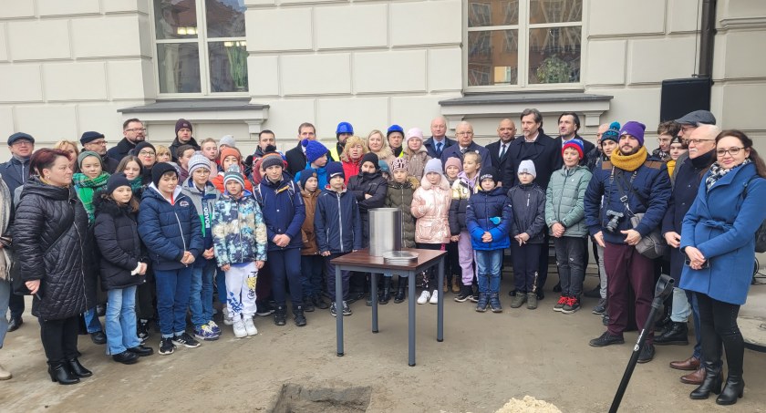 Atrakcje i Ciekawostki, Kapsuła czasu zakopana przed ratuszem - zdjęcie, fotografia