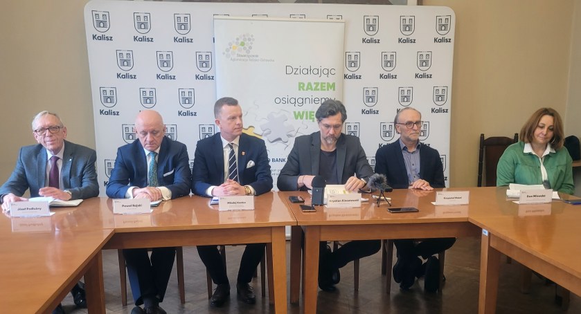 Na zdjęciu kompletny skład zarządu Stowarzyszenia Aglomeracji Kalisko-Ostrowskiej