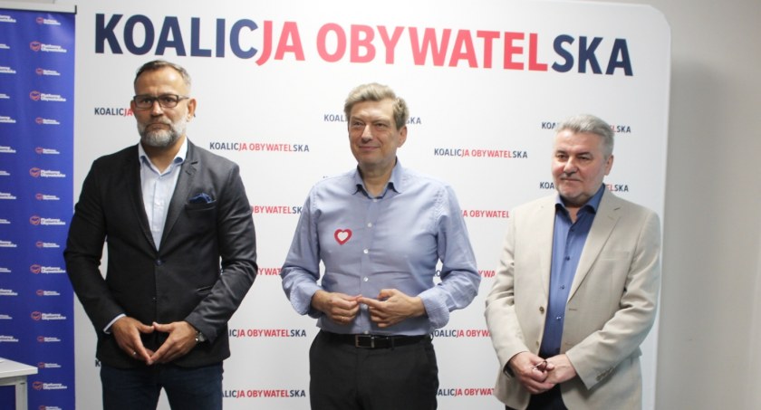 Zdjęcie. Od lewej: radny Marcin Małecki, poseł Mariusz Witczak, senator Janusz Pęcherz 