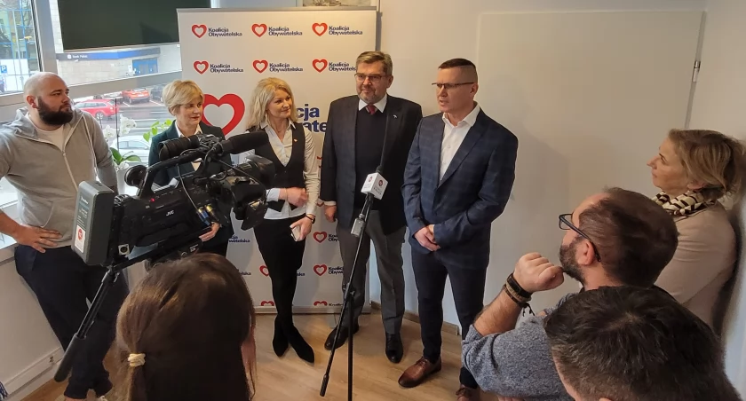 Posłanka Karolina Pawliczak oraz poseł Jarosław Urbaniak na konferencji prasowej