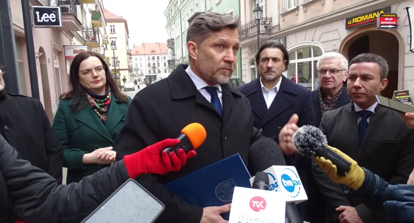 Zdjecie: Krystian Kinastowski w otoczeniu członków Samorządnego Kalisza i dziennikarzy