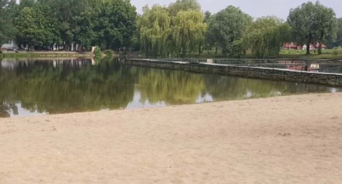 Atrakcje i Ciekawostki, Zamknięte kąpielisko Brzezinach Funkcjonuje najlepiej! - zdjęcie, fotografia