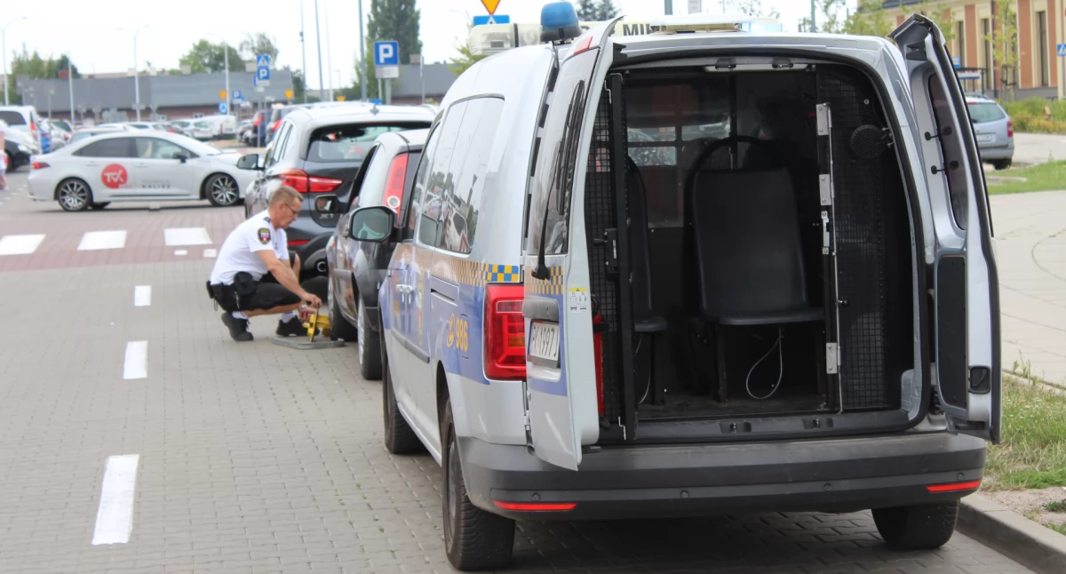 Drogownictwo, przeszkadzały parkujące - zdjęcie, fotografia