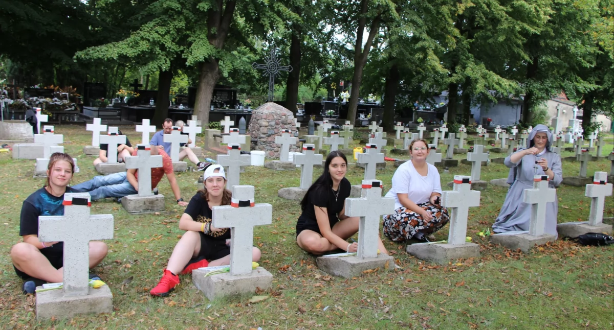 Miejski krajobraz, „Miasto” wykosiło chwasty odświeżanie żołnierskich grobów nadal prowadzą wolontariusze - zdjęcie, fotografia