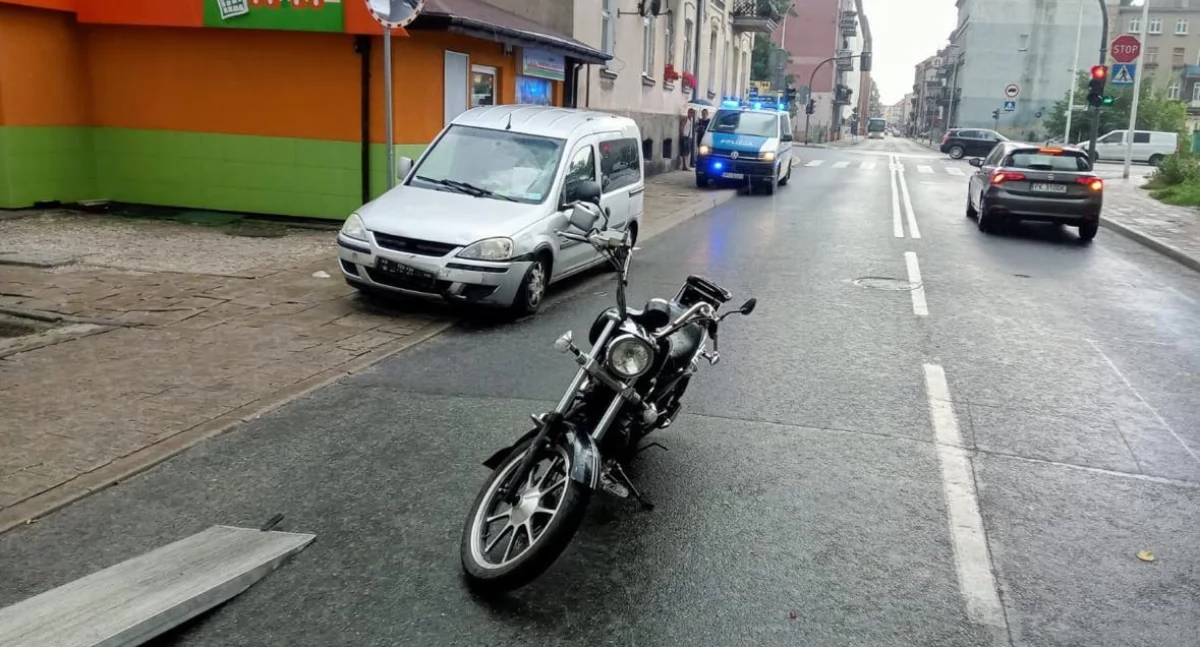 Wypadki drogowe, Motocyklista ranny wypadku Wojska Polskiego Kaliszu - zdjęcie, fotografia