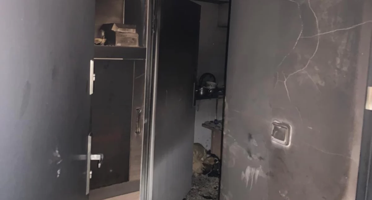 Pożary - interwencje Straży Pożarnej, Nocny pożar budynku socjalnym Warszawskiej - zdjęcie, fotografia