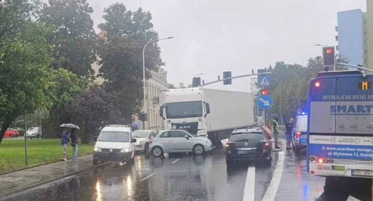 Wypadki drogowe, „Spotkanie” ciężarówką Górnośląskiej latka przeżyła chwile grozy - zdjęcie, fotografia