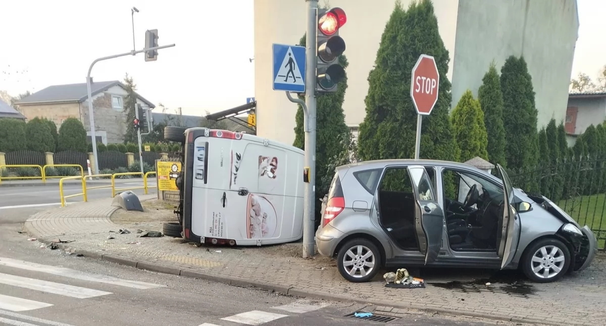 Wypadki drogowe, Zderzenie osobówki Jedna osoba poszkodowana - zdjęcie, fotografia