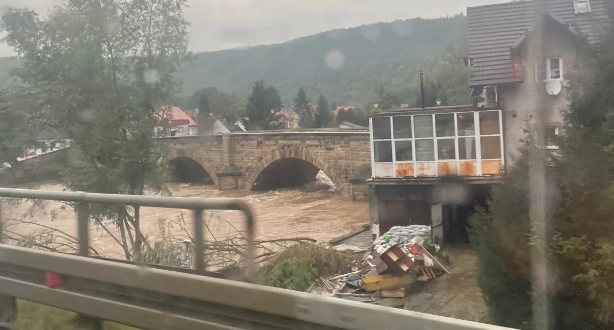 Pomoc społeczna, Wolontariuszka pomagająca powodzianom pochodząca Kalisza relacjonuje rzeczywistą sytuację - zdjęcie, fotografia