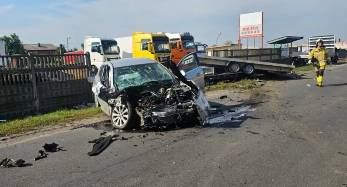 Wypadki drogowe, Wypadek Iwanowicach Jeden kierowców zakleszczony pojeździe - zdjęcie, fotografia