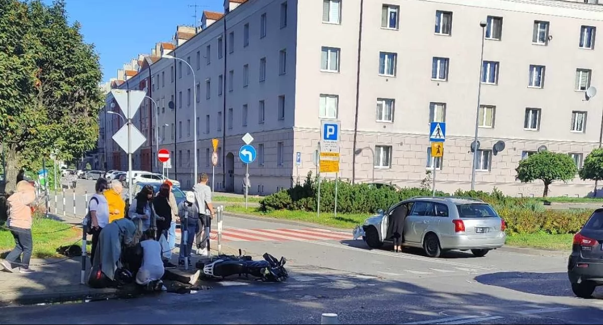 Wypadki drogowe, Zderzenia motoroweru osobówki Kaliszu Ranny latek - zdjęcie, fotografia