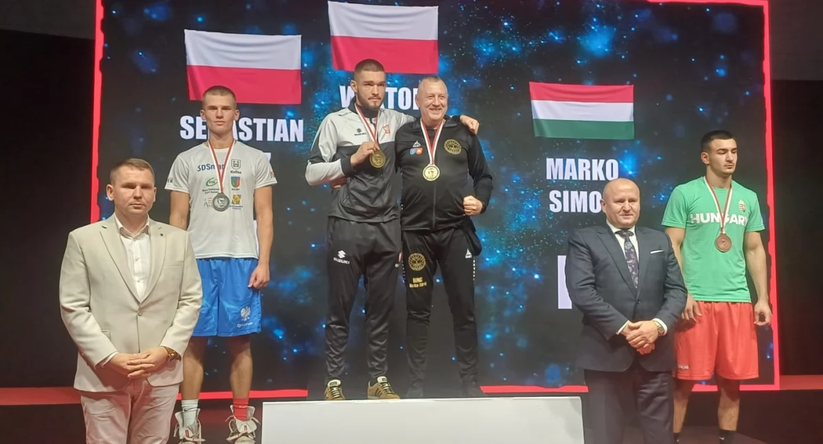 Sporty Walki, Turniejowe podium boksera Ziętek - zdjęcie, fotografia
