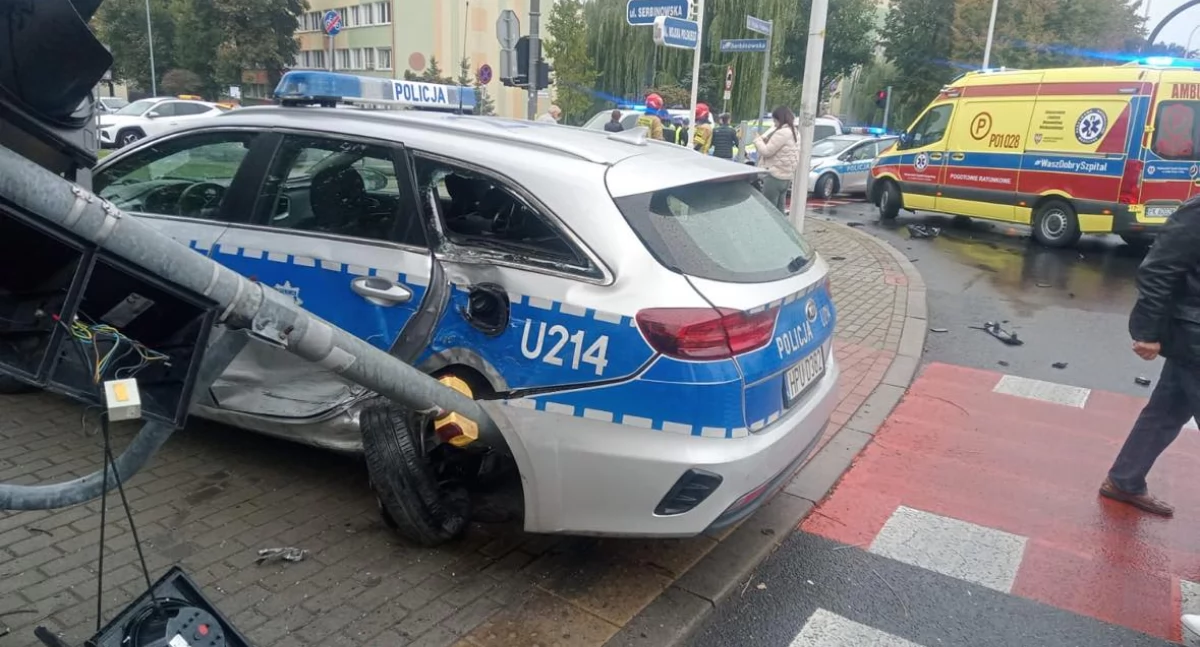 Wypadki drogowe, Wypadek udziałem radiowozu Kaliszu Ranna policjantka - zdjęcie, fotografia