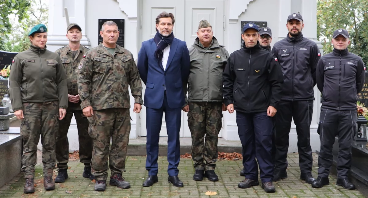 Miejski krajobraz, Prezydent podziękował wolontariuszem dbającym Cmentarz Wojskowy Majkowie - zdjęcie, fotografia
