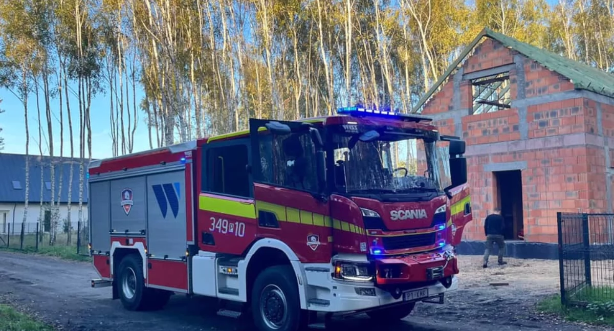 Pożary - interwencje Straży Pożarnej, Spadł wysokości budowie „Stan bardzo ciężki” - zdjęcie, fotografia
