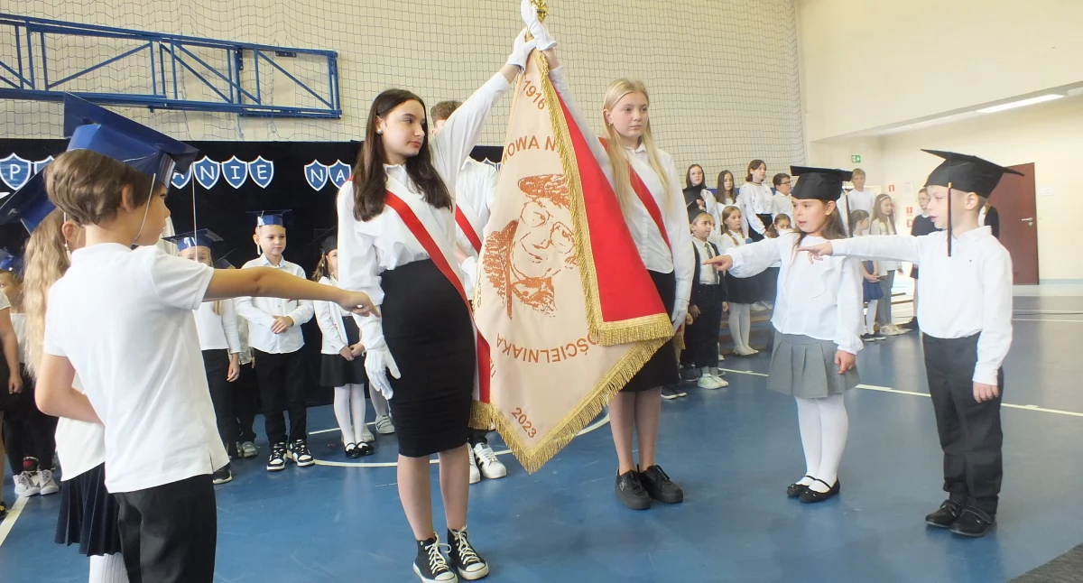 Szkoły i edukacja, Ślubowali Edukacji Narodowej - zdjęcie, fotografia