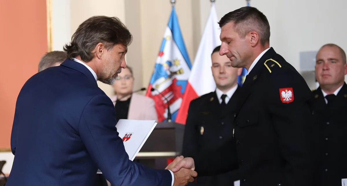 Administracja , Prezydent podziękował strażakom - zdjęcie, fotografia