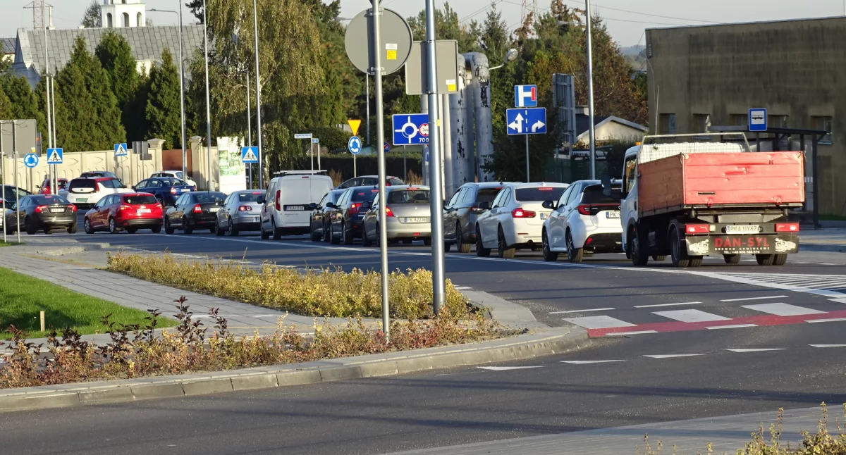 Zdjęcie: kolejka pojazdów na końcu nowej drogi czekających na wjazd na rondo 