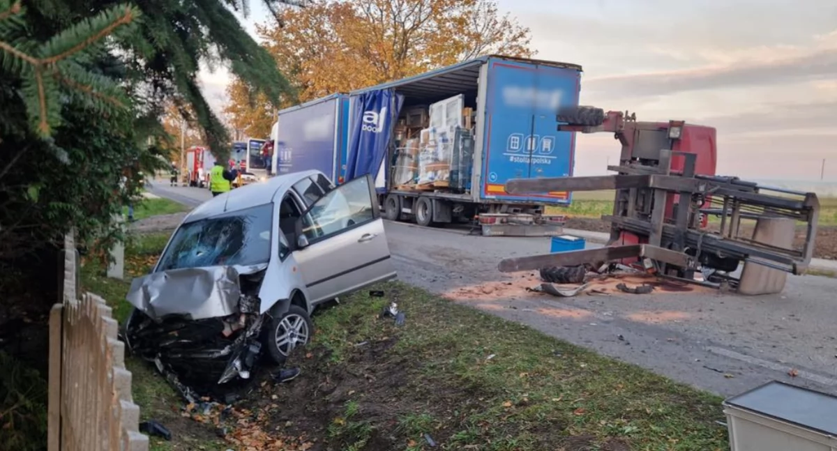 Wypadki drogowe, Wypadek Blizanówku poszkodowani jedna osoba reanimowana - zdjęcie, fotografia