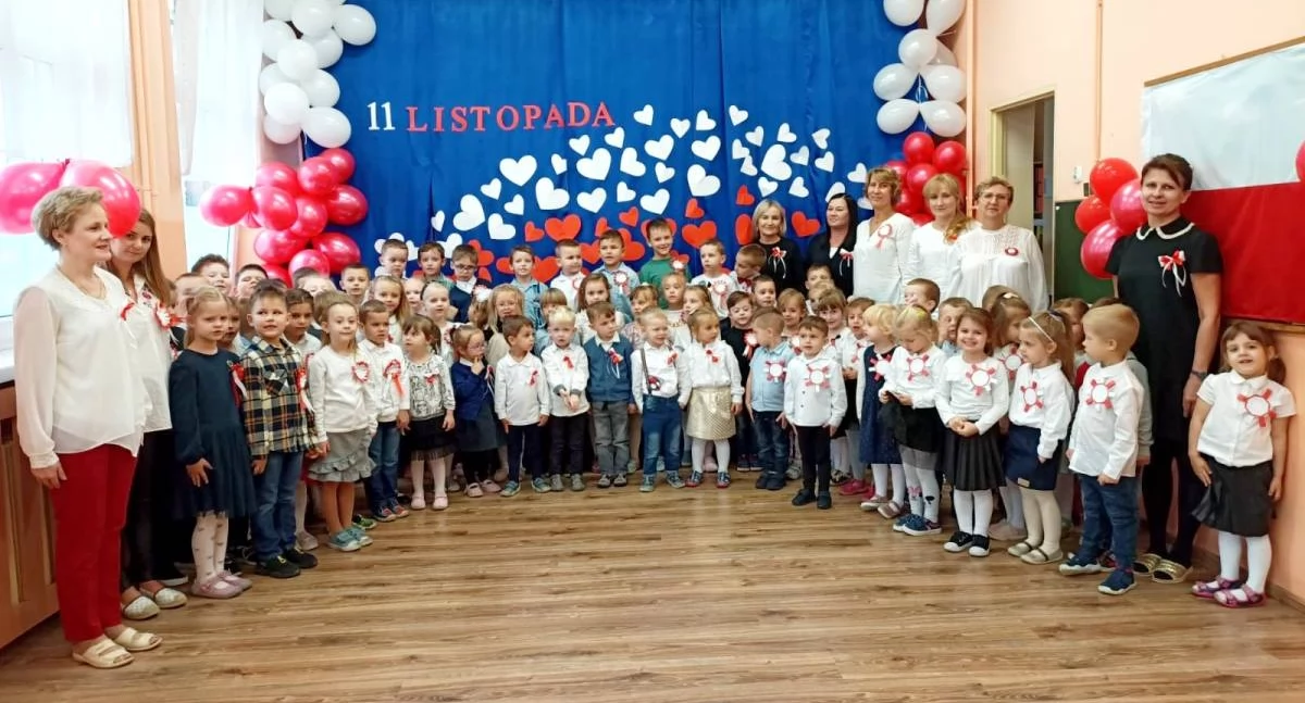Szkoły i edukacja, Około uczniów ratuszem zaśpiewa Mazurka Dąbrowskiego - zdjęcie, fotografia