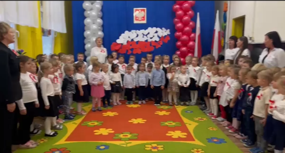 Święta i uroczystości , Kaliskie przedszkolaki odśpiewały swoich placówkach - zdjęcie, fotografia