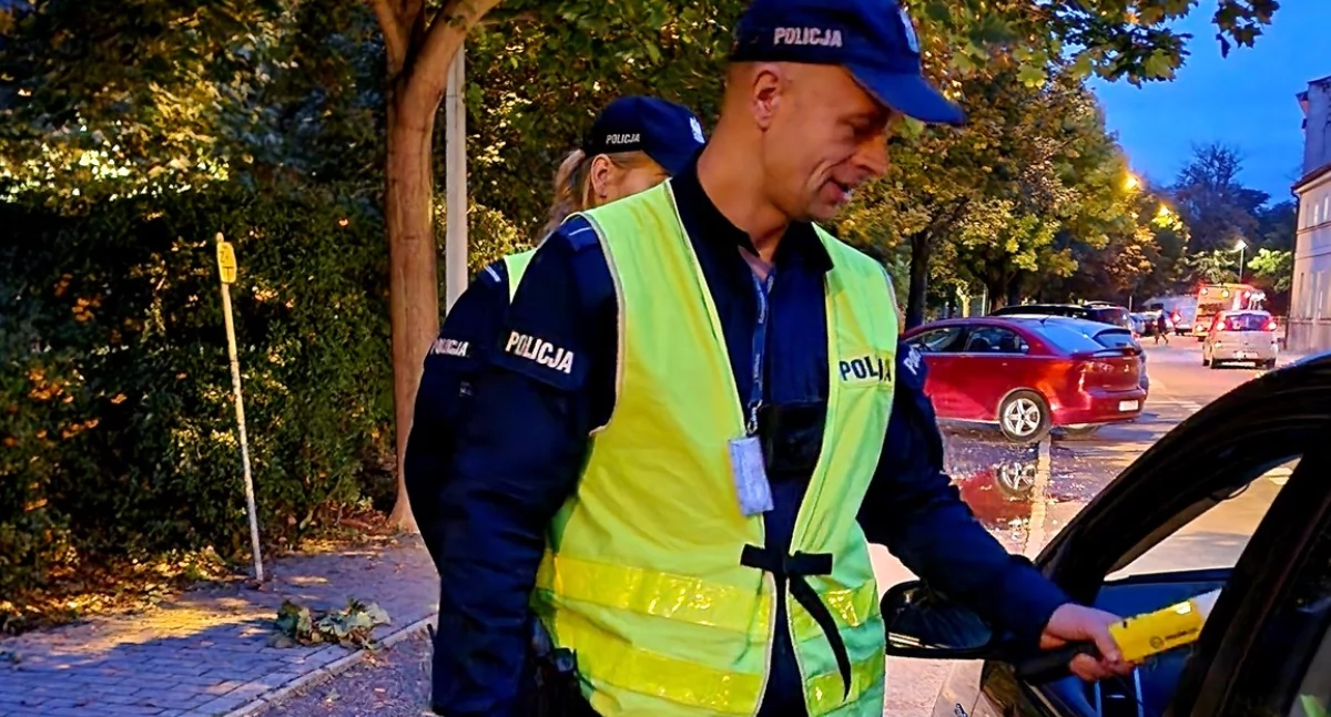 Policja - komunikaty , pijany zasnął kierownicą przed przejazdem kolejowym - zdjęcie, fotografia