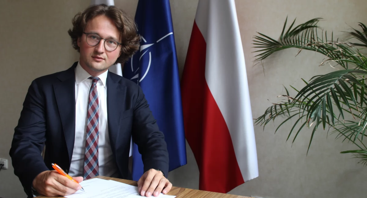 Polityka, Dlaczego Ministerstwo Sprawiedliwości likwiduje uczelnię publiczną dedykowaną Służbie Więziennej trzeciej wielkości służbie mundurowej Polsce - zdjęcie, fotografia