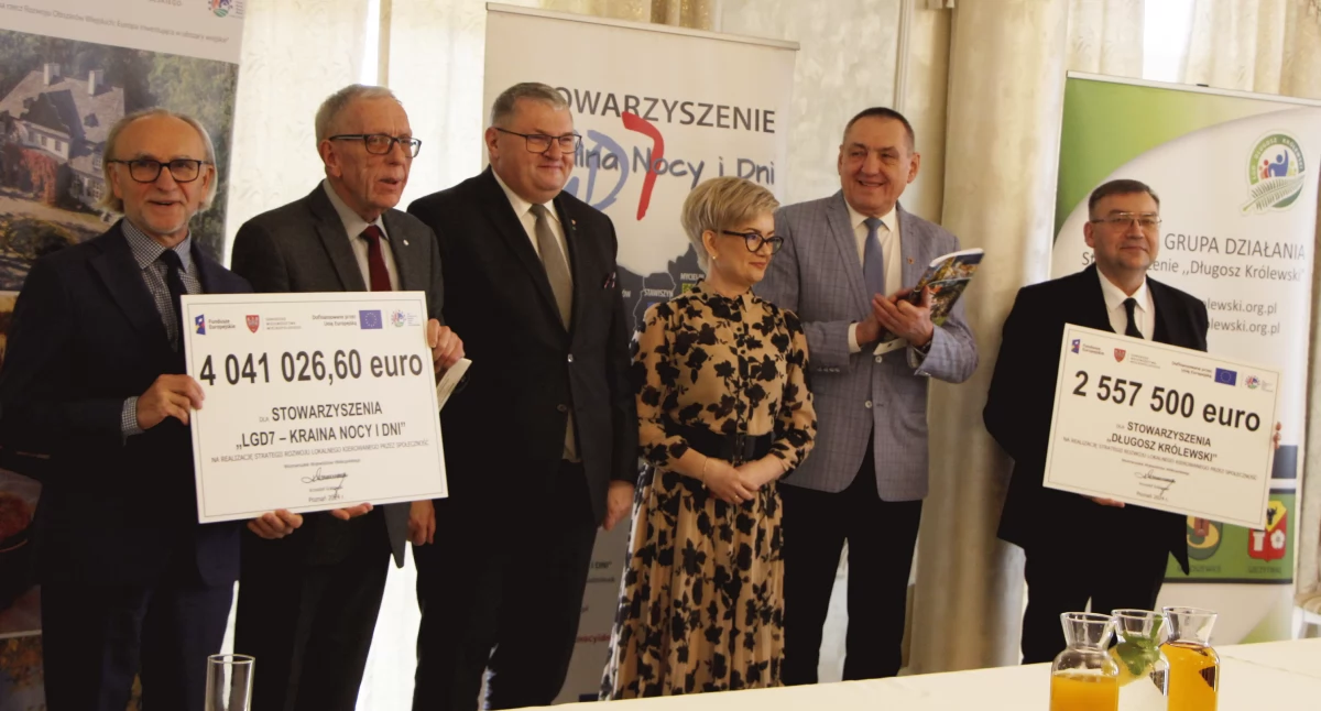 W styczniu 2024 r. dwie LGD z terenu powiatu kaliskiego podpisały umowy ramowe na łączną kwotę 6,6 miliona euro. Na zdjęciu od lewej: ówczesny starosta kaliski Krzysztof Nosal, prezes Stowarzyszenia „LGD-7 Kraina Nocy i Dni” i wójt gminy Godziesze Wielkie Józef Podłużny, wicemarszałek Krzysztof Grabowski, dyrektor Departamentu PROW UMWW Izabela Mroczek, prezes Stowarzyszenia „Długosz Królewski i ówczesny wicestarosta Zbigniew Słodowy oraz wiceprezes stowarzyszenia i wójt gminy Sieroszewice Anato
