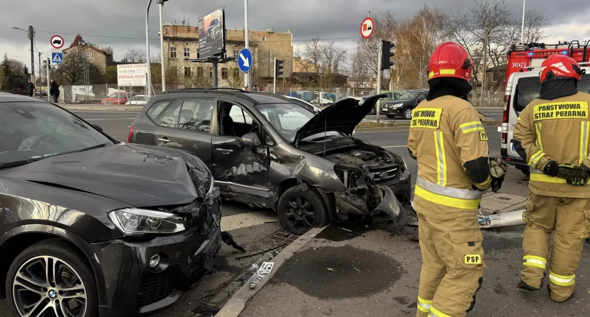 Wypadki drogowe, Wjechał skrzyżowanie czerwonym świetle Jedna osoba ranna - zdjęcie, fotografia