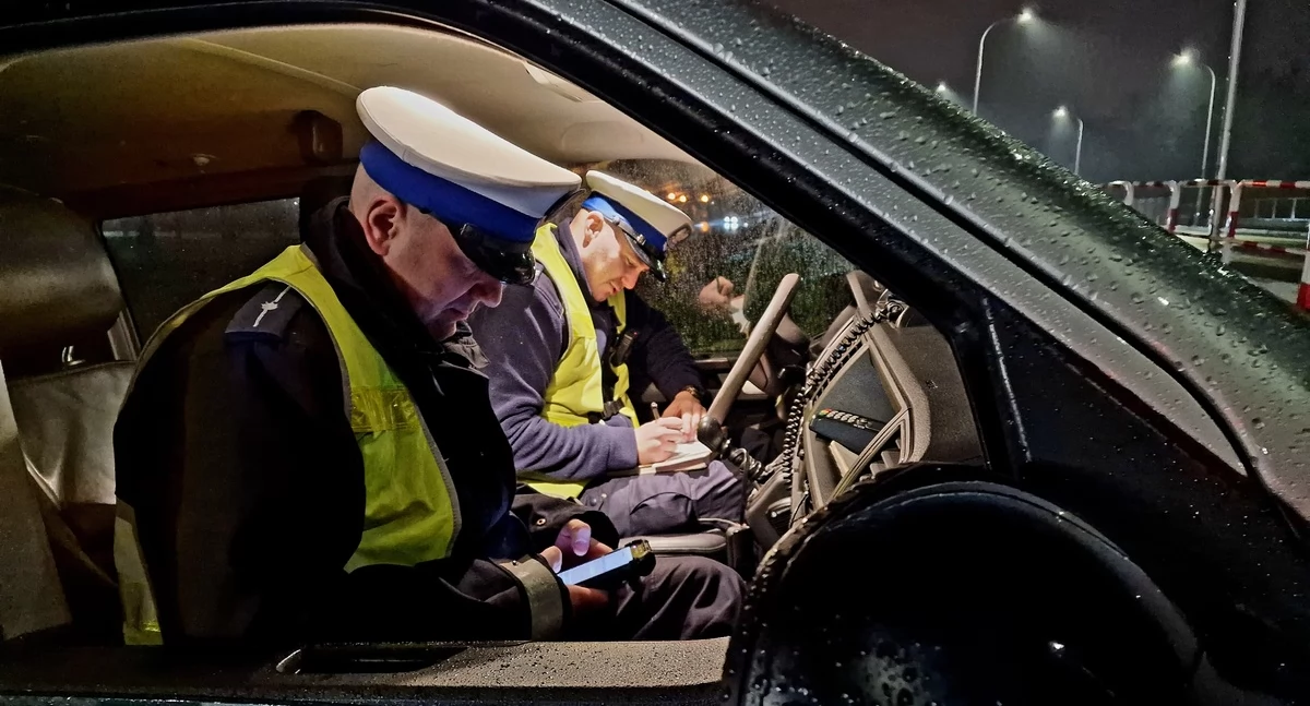 Policja - komunikaty , Policjanci obserwowali okolice przejść pieszych Posypały mandaty - zdjęcie, fotografia