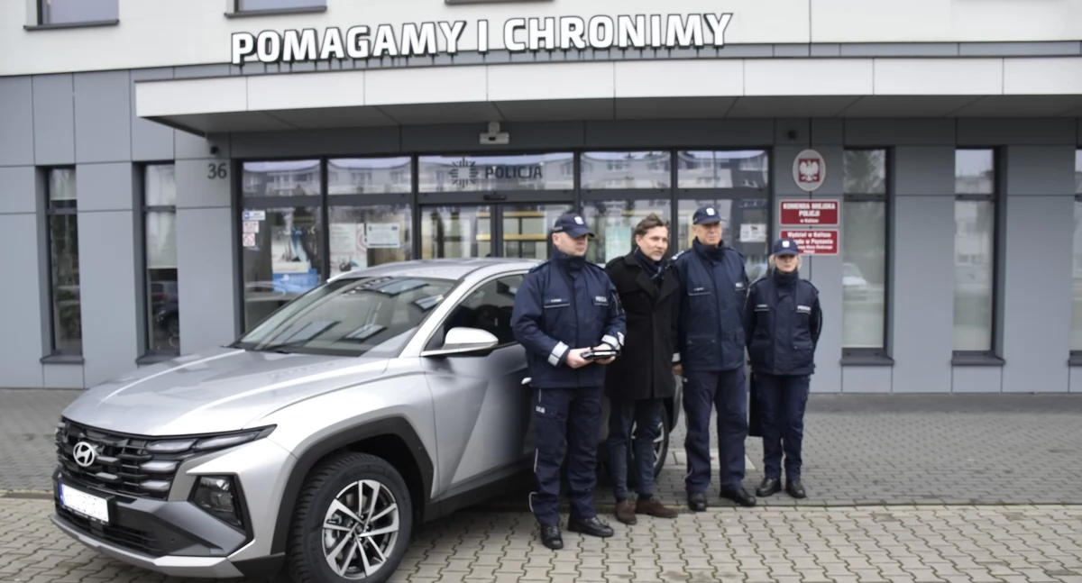 Policja - komunikaty , Kaliska policja radiowóz - zdjęcie, fotografia