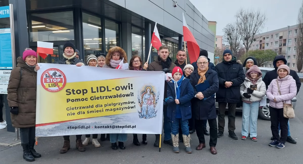 Polityka, Pikieta Lidlem Czego domagają protestujący - zdjęcie, fotografia