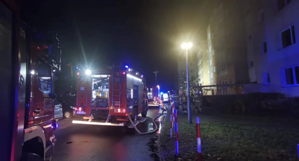 Pożary - interwencje Straży Pożarnej, Nocny pożar mieszkania Kaliszu osób ewakuowanych szpitalu - zdjęcie, fotografia