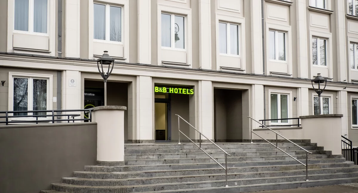 Inwestycje, Hotel budynku banku siedzibie komunistycznej otwarty - zdjęcie, fotografia