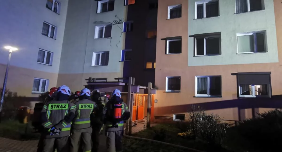 Policja - komunikaty , Policjantki uratowały osoby pożaru - zdjęcie, fotografia
