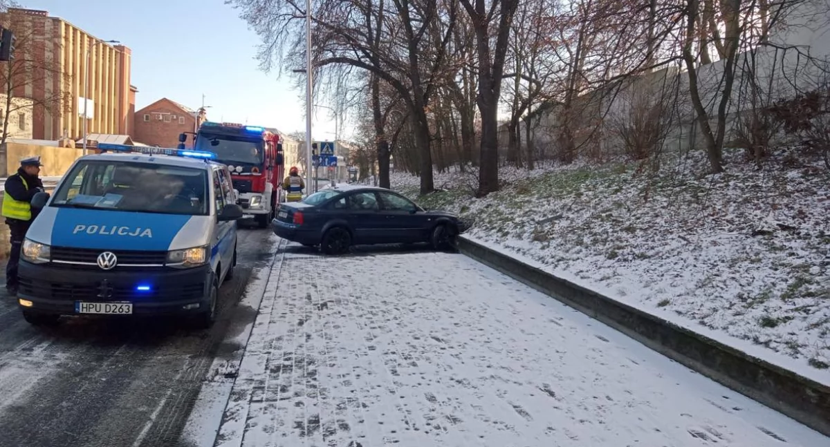 Wypadki drogowe, Stracił panowanie samochodem uderzył murek Kierowca kompletnie pijany - zdjęcie, fotografia