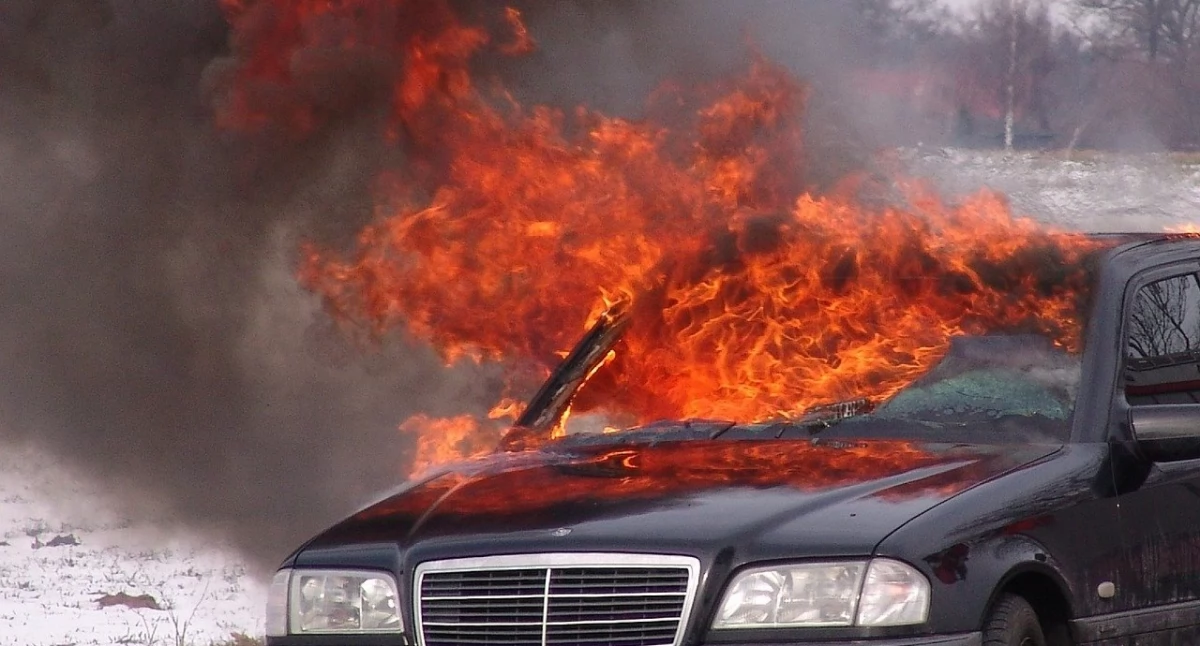 Pożary - interwencje Straży Pożarnej, Pożar mercedesa Podmiejskiej „To mogło podpalenie” - zdjęcie, fotografia