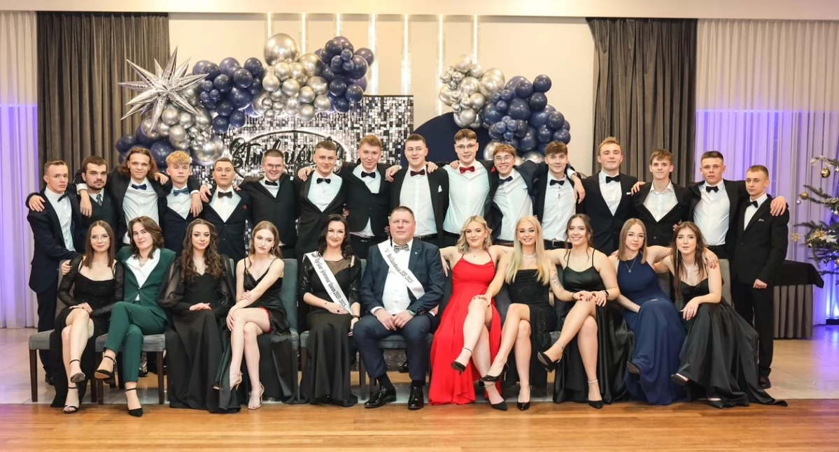 Szkoły i edukacja, Studniówka uczniów Zespołu Szkół Samochodowych Kaliszu– elegancja zabawa drodze matury - zdjęcie, fotografia