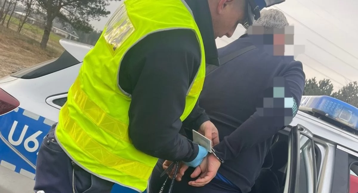 Kronika Kryminalna, Próbował przekupić dolarami policjantów drogówki kajdankach trafił aresztu - zdjęcie, fotografia