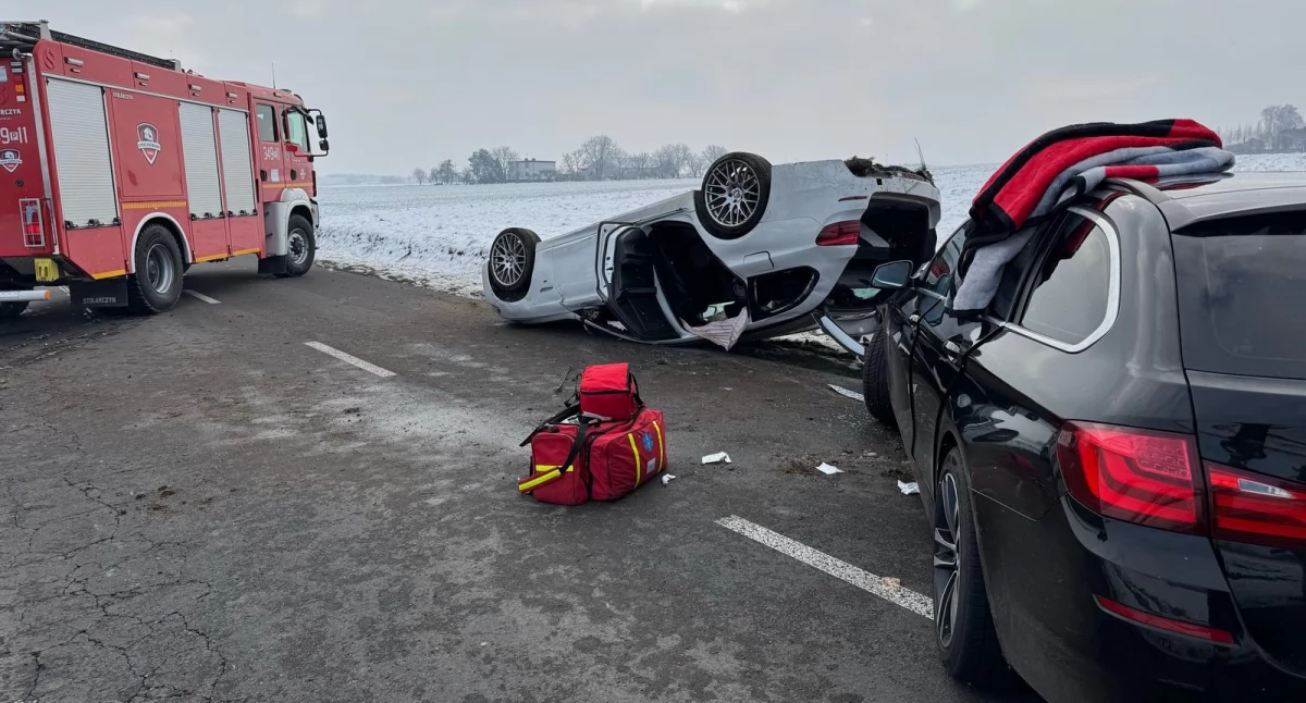 Wypadki drogowe, Wypadek Złotnikach gminie Koźminek pojazdach osób dzieci - zdjęcie, fotografia