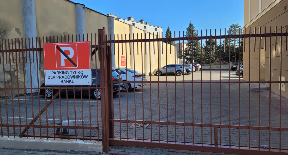 Miejski krajobraz, odciął klientów parkingu teraz klienci odetną banku - zdjęcie, fotografia