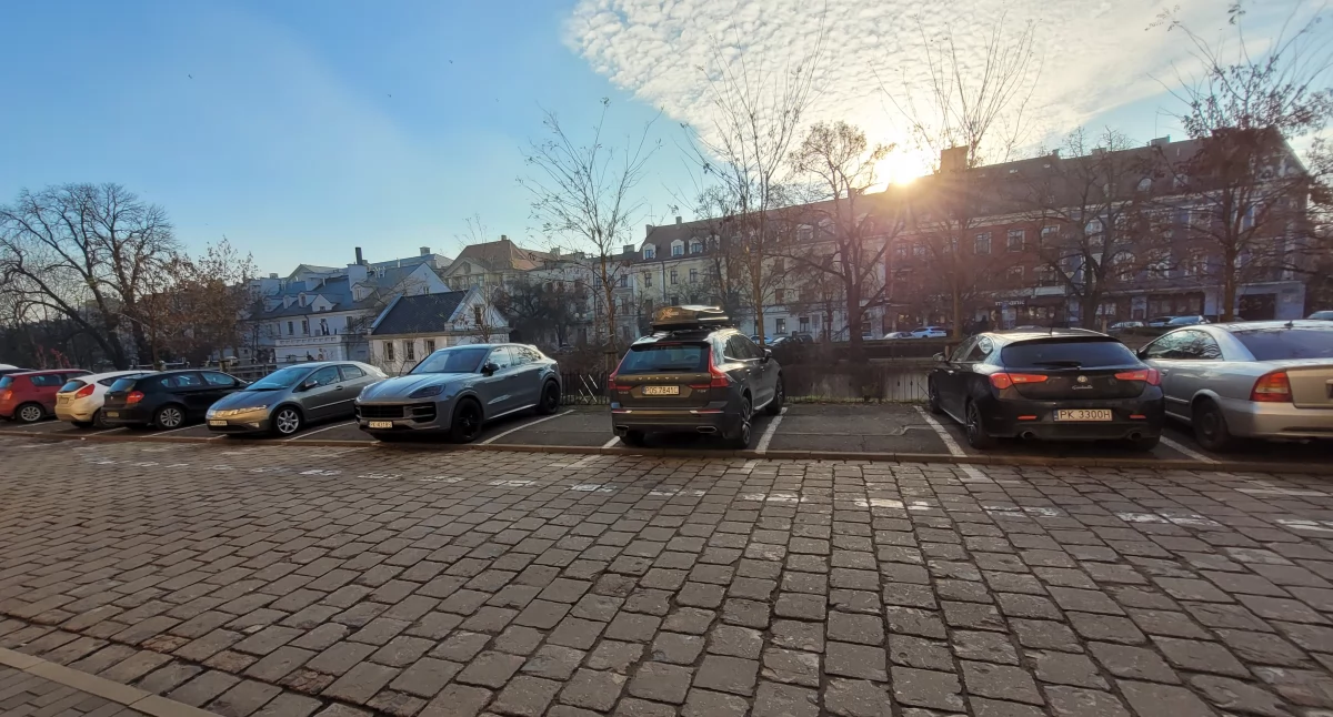 Drogownictwo, Parkingowy problem Kazimierzowskiej Świętego Stanisława - zdjęcie, fotografia