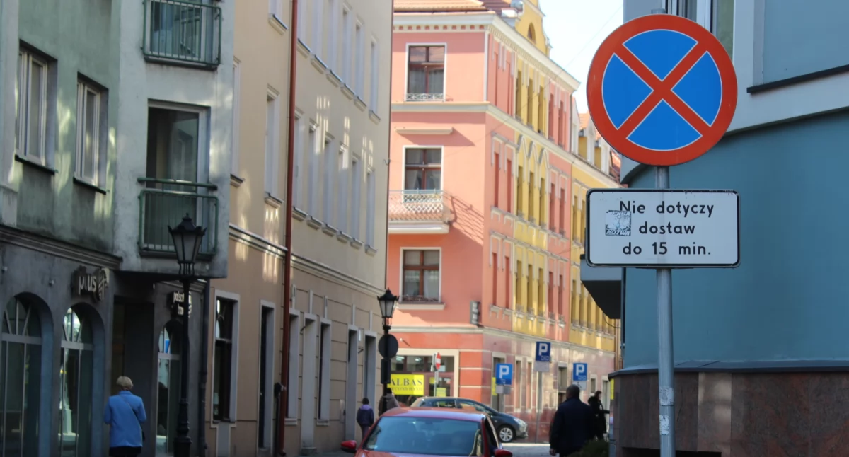 Drogownictwo, Miejsca parkingowe centrum lokalny biznes - zdjęcie, fotografia
