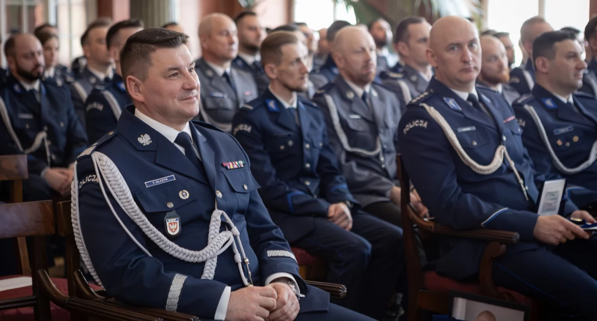 Policja - komunikaty , Uratowali ludzkie życie Kaliscy policjanci uhonorowani „Kryształową Gwiazdą” - zdjęcie, fotografia