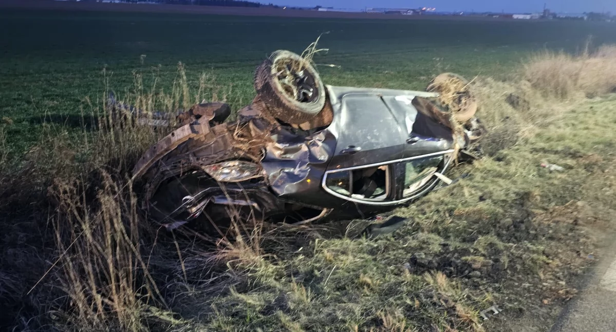 Wypadki drogowe, Dachowanie Opatówkiem aucie cztery osoby wszystkie pijane - zdjęcie, fotografia